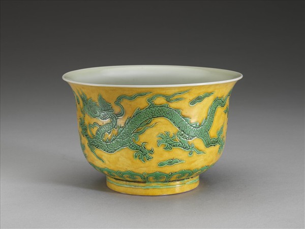 黃地綠彩雲龍紋碗