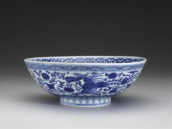 青花番蓮鳳紋碗