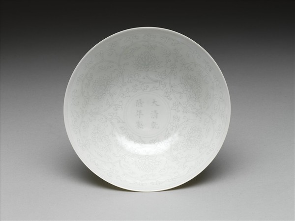 青白瓷劃花番蓮紋高足碗