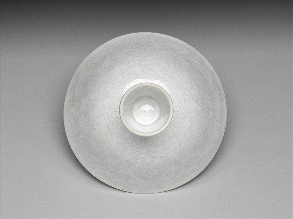 青白瓷劃花番蓮紋高足碗