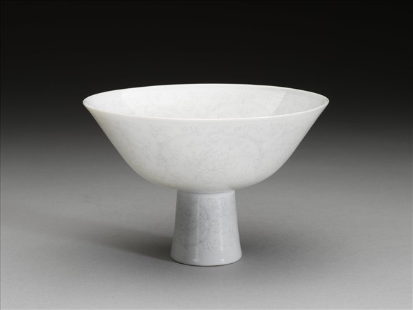 青白瓷劃花番蓮紋高足碗