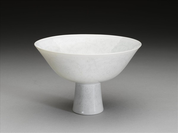 青白瓷劃花番蓮紋高足碗