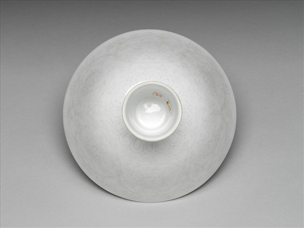 青白瓷劃花番蓮紋高足碗