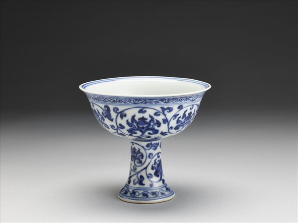 青花番蓮紋高足杯