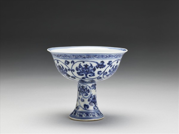 青花番蓮紋高足杯