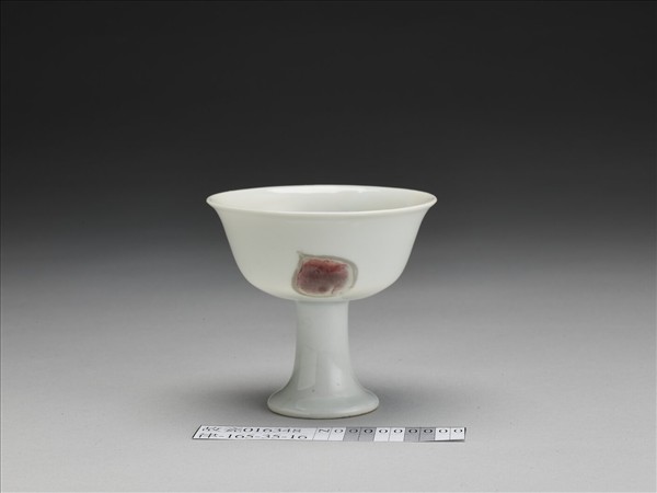 釉裡紅三果紋高足杯