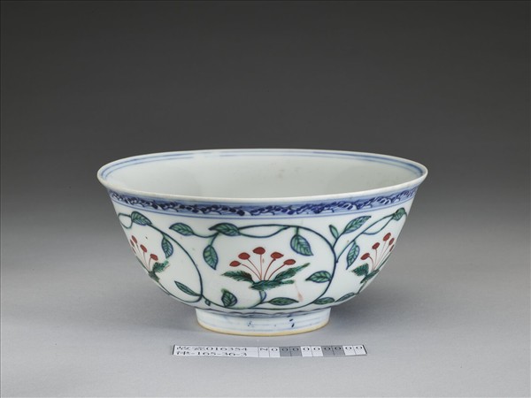 青花綠彩花卉紋碗