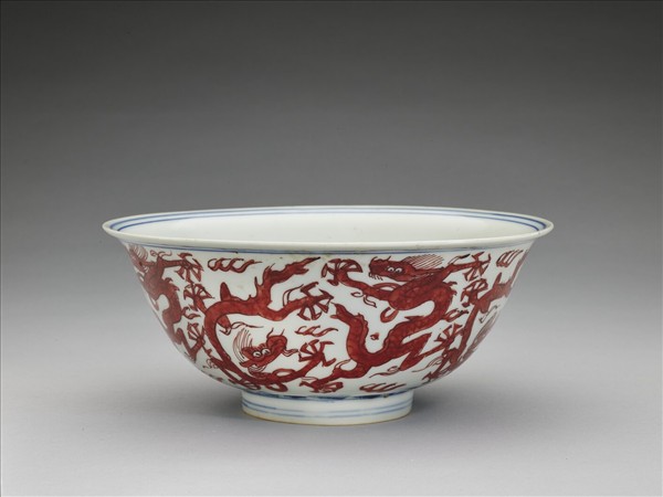 青花描紅九龍紋碗