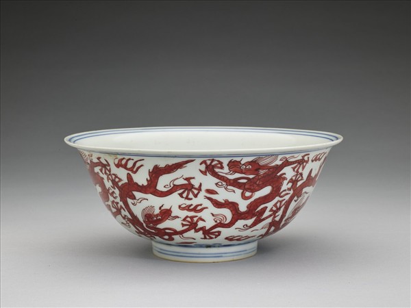 青花描紅九龍紋碗