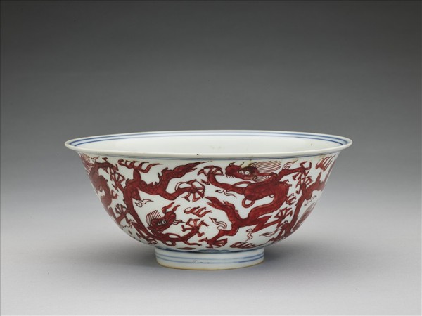 青花描紅九龍紋碗