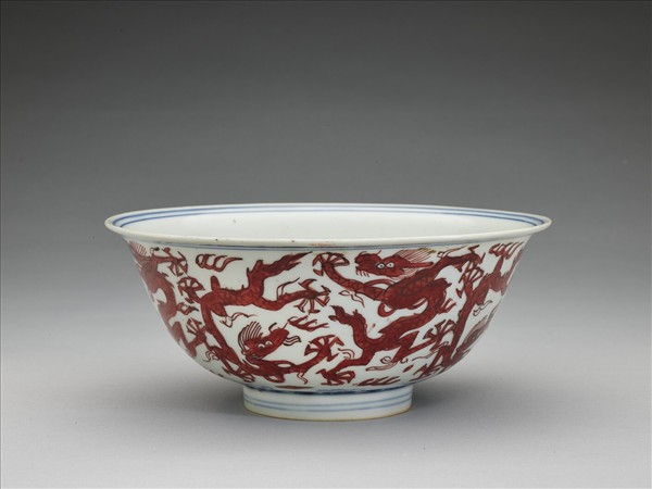 青花描紅九龍紋碗