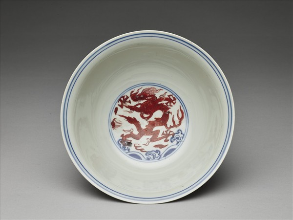 青花描紅九龍紋碗
