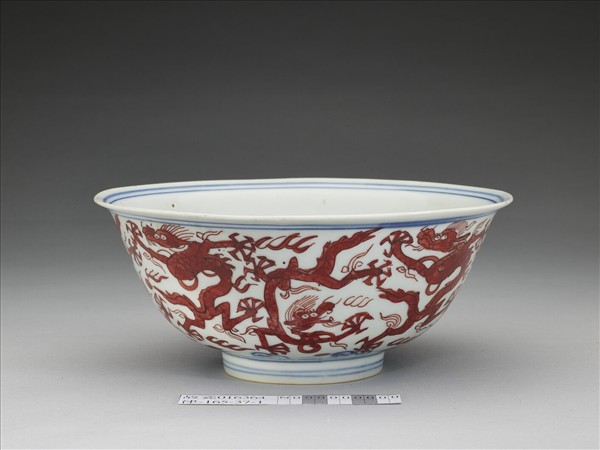 青花描紅九龍紋碗