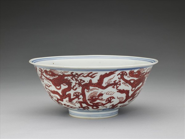 青花描紅九龍紋碗