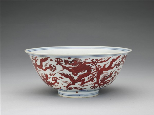青花描紅九龍紋碗