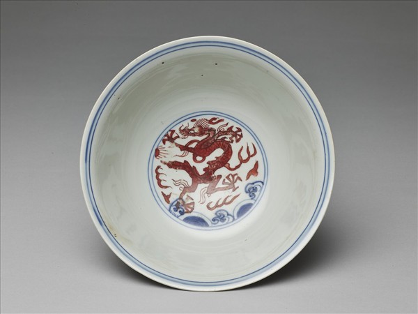 青花描紅九龍紋碗