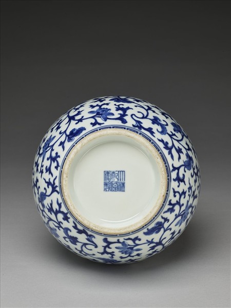 青花番蓮八寶紋如意雙耳瓶