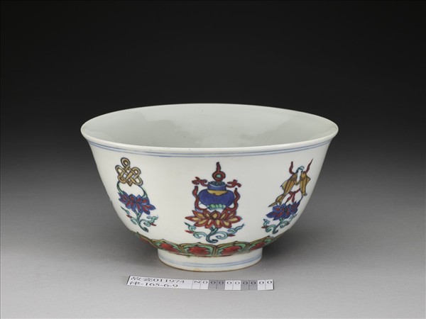 鬥彩番蓮八寶紋碗