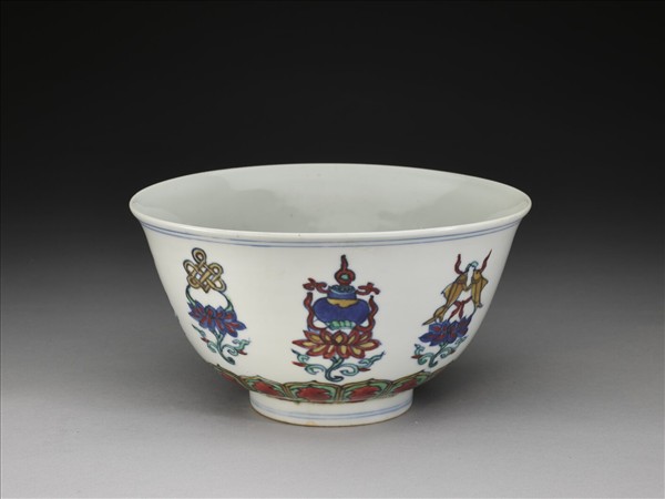 鬥彩番蓮八寶紋碗