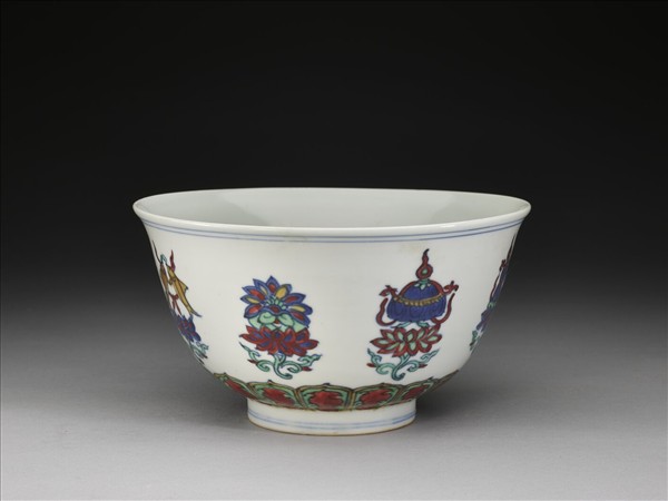 鬥彩番蓮八寶紋碗