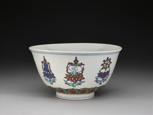 鬥彩番蓮八寶紋碗