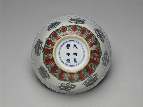 鬥彩番蓮八寶紋碗