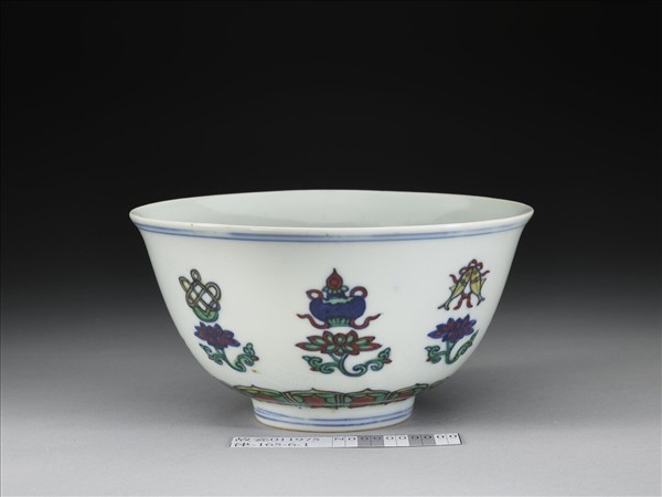 鬥彩番蓮八寶紋碗