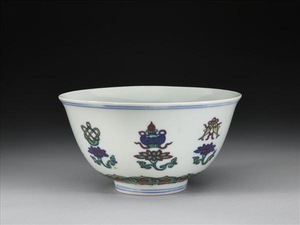 鬥彩番蓮八寶紋碗