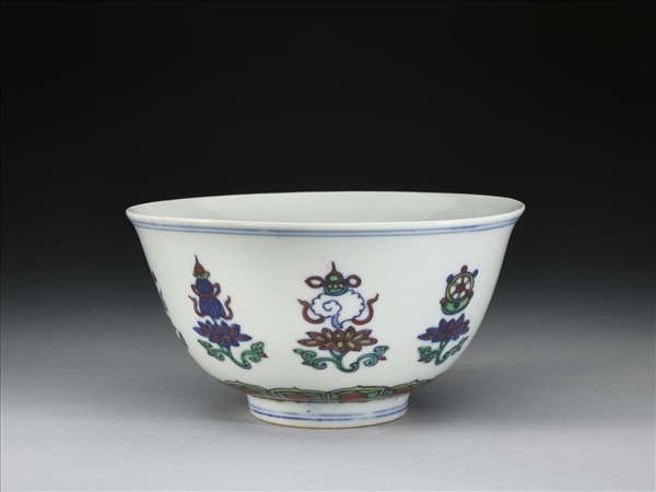 鬥彩番蓮八寶紋碗