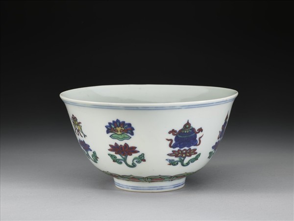 鬥彩番蓮八寶紋碗