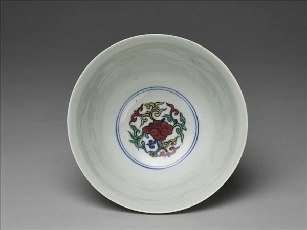 鬥彩番蓮八寶紋碗