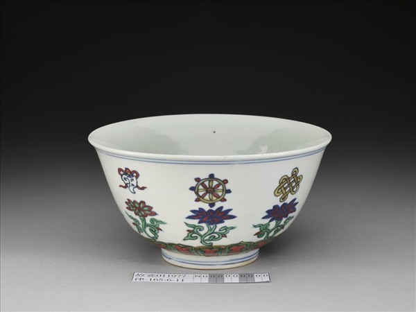 鬥彩番蓮八寶紋碗