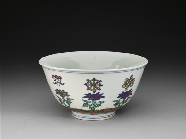 鬥彩番蓮八寶紋碗