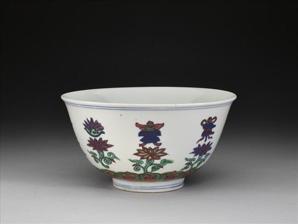 鬥彩番蓮八寶紋碗