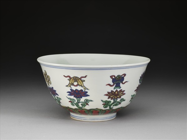 鬥彩番蓮八寶紋碗