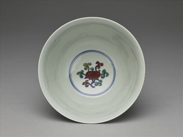 鬥彩番蓮八寶紋碗