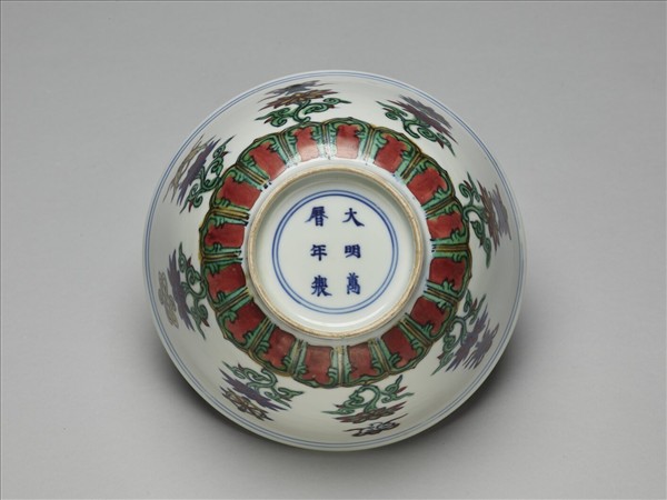 鬥彩番蓮八寶紋碗