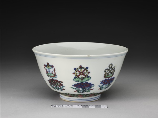 鬥彩番蓮八寶紋碗