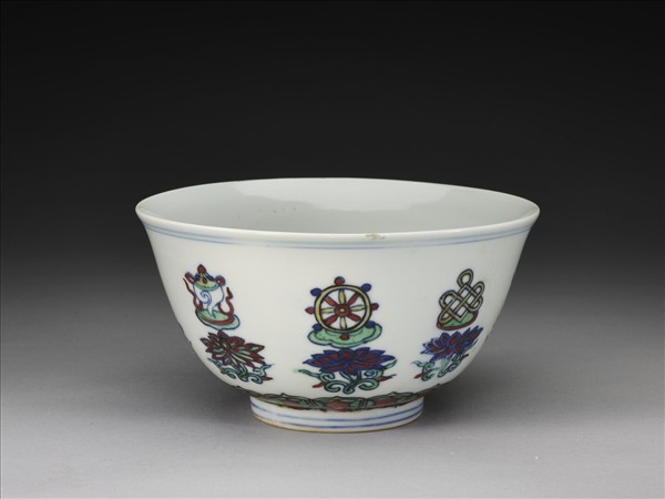 鬥彩番蓮八寶紋碗