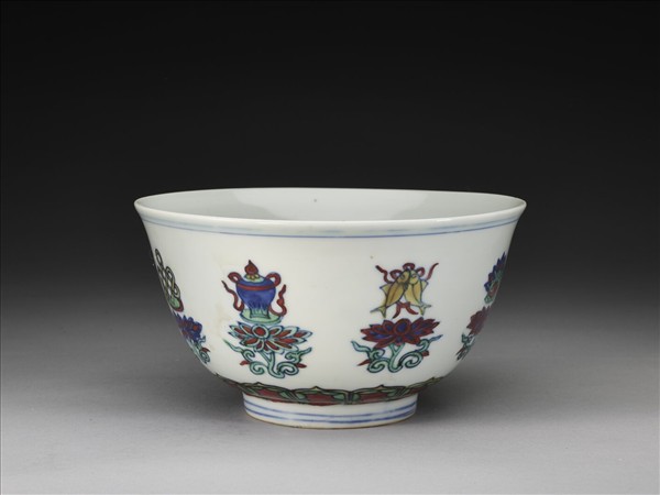 鬥彩番蓮八寶紋碗