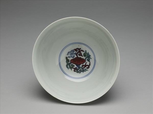 鬥彩番蓮八寶紋碗