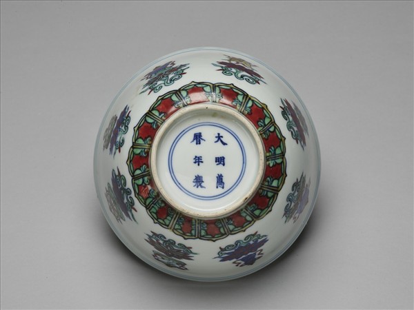 鬥彩番蓮八寶紋碗