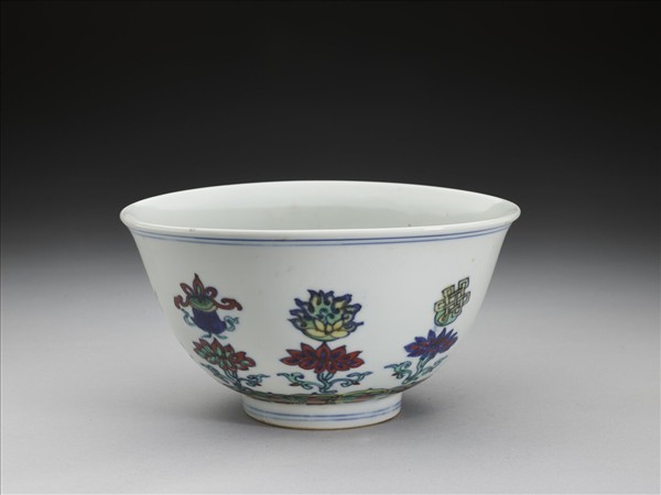 鬥彩番蓮八寶紋碗