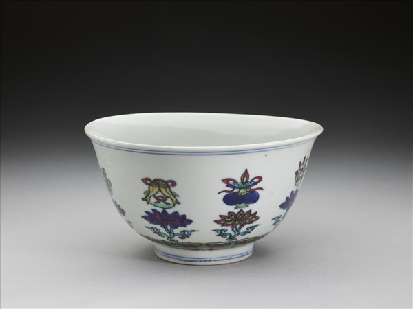 鬥彩番蓮八寶紋碗