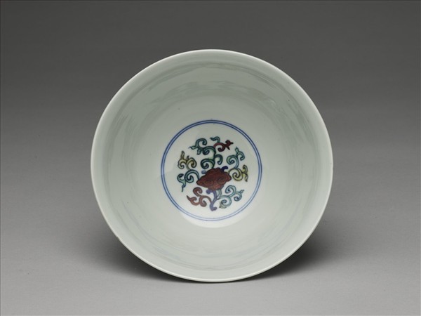 鬥彩番蓮八寶紋碗