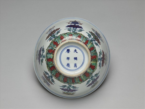 鬥彩番蓮八寶紋碗