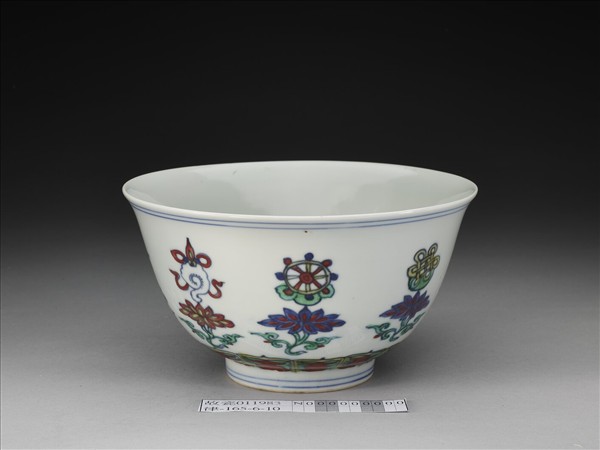 鬥彩番蓮八寶紋碗