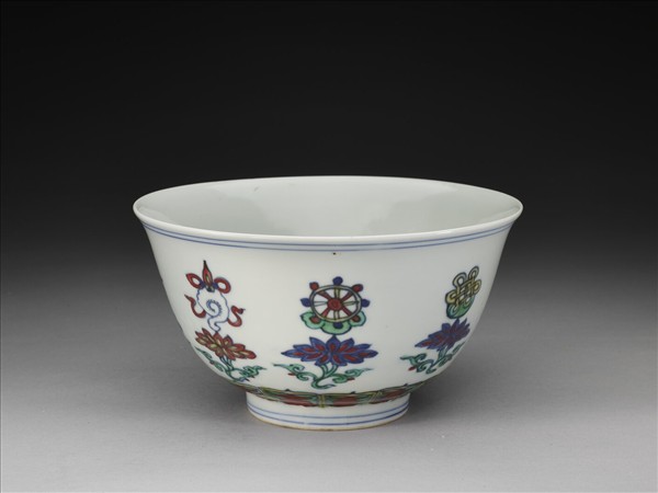 鬥彩番蓮八寶紋碗