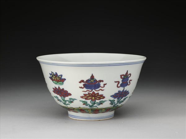 鬥彩番蓮八寶紋碗