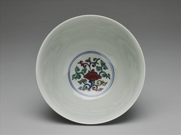 鬥彩番蓮八寶紋碗